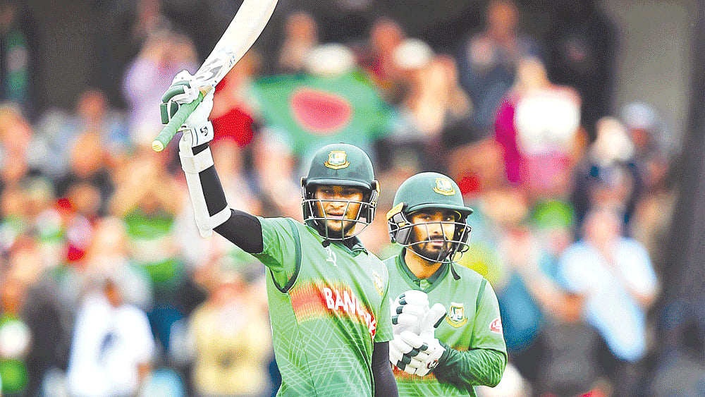 সেঞ্চুরির পর ব্যাট উঁচিয়ে ধরেছেন সাকিব, পাশে দাঁড়ানো লিটনের সে সুযোগ হয়নি ৬ রানের জন্য। তাতে কী! টন্টনে কাল ওয়েস্ট ইন্ডিজের বিপক্ষে তৃতীয় উইকেটে ১৮৯ রানের জুটিতে বাংলাদেশকে জিতিয়েই মাঠ ছেড়েছেন দুজন। বিশ্বকাপে বাংলাদেশের সর্বোচ্চ জুটি এটিই।  ছবি: আইসিসি টুইটার