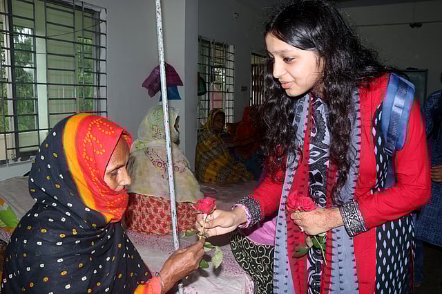 ফুল দিয়ে শুভেচ্ছা।