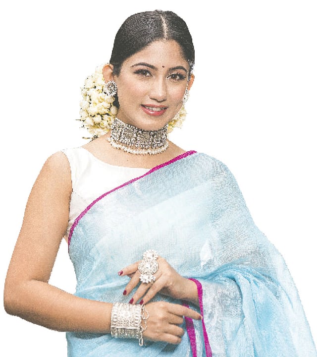 খোঁপাভরা বেলি ফুল—শাড়ির সঙ্গে বেশি প্রচলিত চুলের সাজ। গয়না: গ্লুড টুগেদার