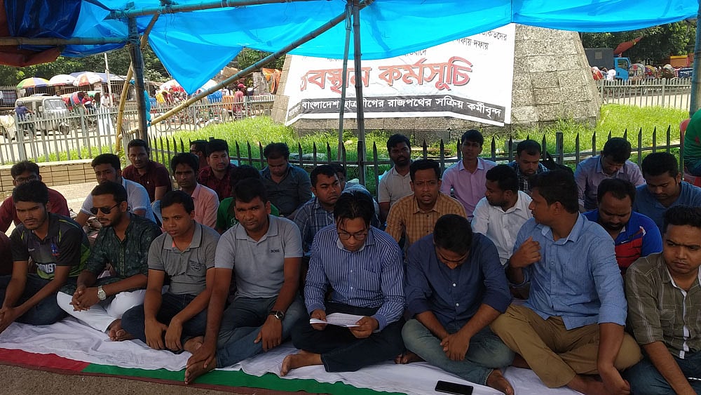 সংবাদ সম্মেলনে ছাত্রলীগের পদবঞ্চিতরা । ছবি: প্রথম আলো
