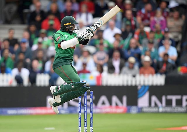 বাউন্সারে বাংলাদেশকে কাঁপিয়ে দিতে চেয়েছিল ওয়েস্ট ইন্ডিজ। কিন্তু আজ যে সাকিব ছিলেন পাগলাটে মেজাজে। নানা ভঙ্গিতে সাকিব খেলেছেন দুর্দান্ত সব শট। ছবি: আইসিসি