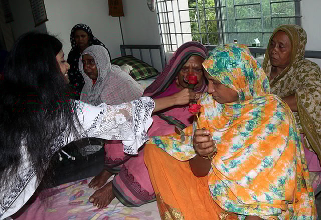 প্রবীণদের গোলাপ ফুল আর উপহার দিয়ে শুভেচ্ছা জানানো হয়।