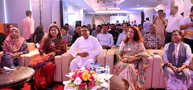 ‘উইমেন ই-কমার্স নিশ্চিত করতে পারে সারা দেশের নারীর আর্থিক অংশগ্রহণ ও ক্ষমতায়ন’শীর্ষক সেমিনারে অতিথি ও আয়োজকেরা। ছবি: সংগৃহীত।