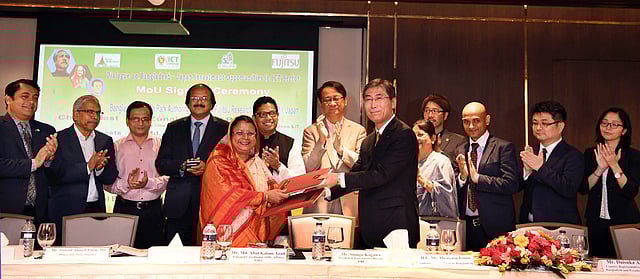 বাংলাদেশ হাইটেক পার্ক কর্তৃপক্ষের সঙ্গে সমঝোতা স্মারক সই করেছে ফুজিৎসু রিসার্চ ইনস্টিটিউট। ছবি: সংগৃহীত।