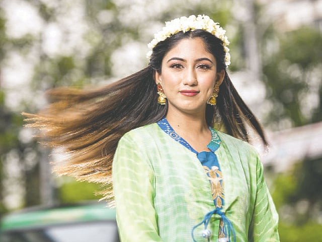 হেডব্যান্ডের সঙ্গে বেলি ফুল লাগিয়ে নিলেই চলে আসবে মুকুটের ভাব। পোশাক: টুয়েলভ