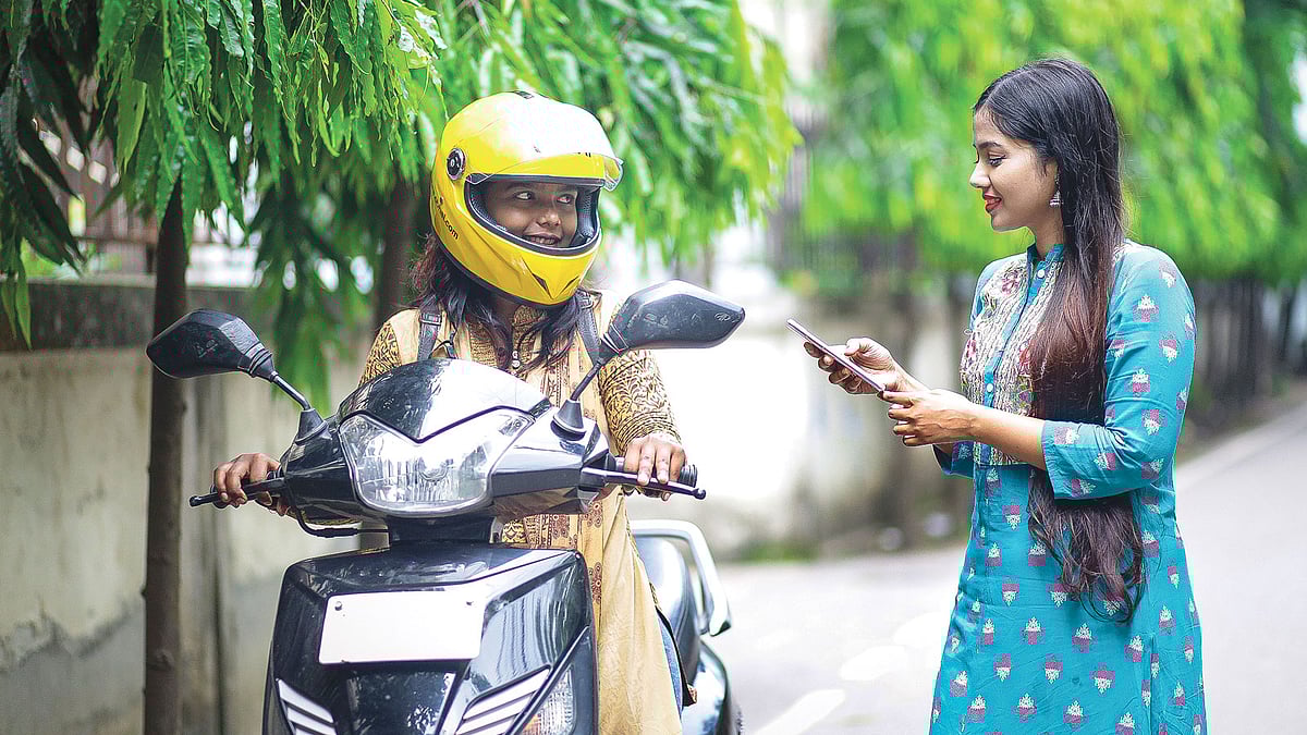 যাত্রীর সঙ্গে কথা বলছেন বাইকচালক সুরাইয়া আক্তার। ছবি: সংগৃহীত