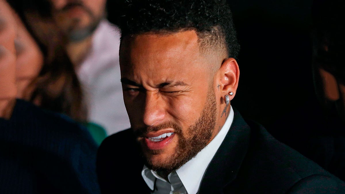 চোটের কারণে মাঠের বাইরে রয়েছেন নেইমার। ছবি: এএফপি