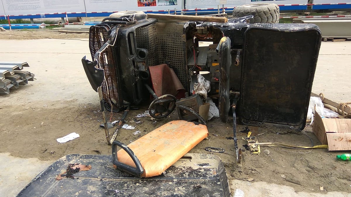 সংঘর্ষের সময় চীনা এক নিরাপত্তা কর্মকর্তার গাড়ি ভাঙচুর করা হয়। পায়রা তাপবিদ্যুৎ কেন্দ্র, কলাপাড়া, পটুয়াখালী। ছবি: প্রথম আলো