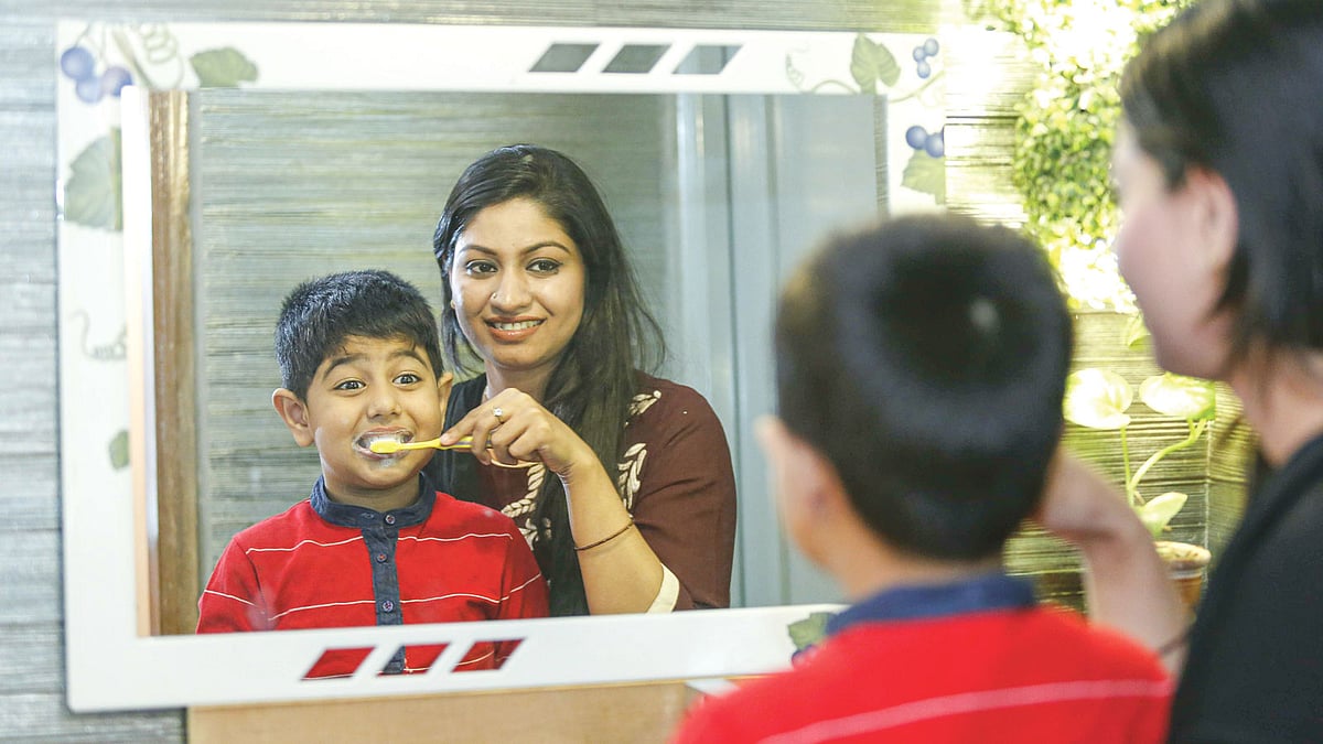 দাঁত ঝকঝকে রাখতে সঠিকভাবে দাঁত ব্রাশ করতে হবে