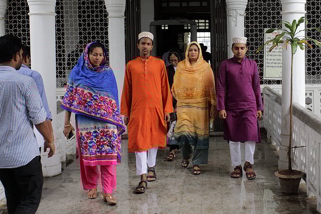 সড়ক দুর্ঘটনায় তিতুমীর কলেজের ছাত্র রাজীব হোসেনের মৃত্যুর ঘটনায় ক্ষতিপূরণের রুলের রায় শুনতে তাঁর পরিবারের সদস্যরা হাইকোর্টে আসেন। হাইকোর্ট, ঢাকা, ২০ জুন। ছবি: হাসান রাজা