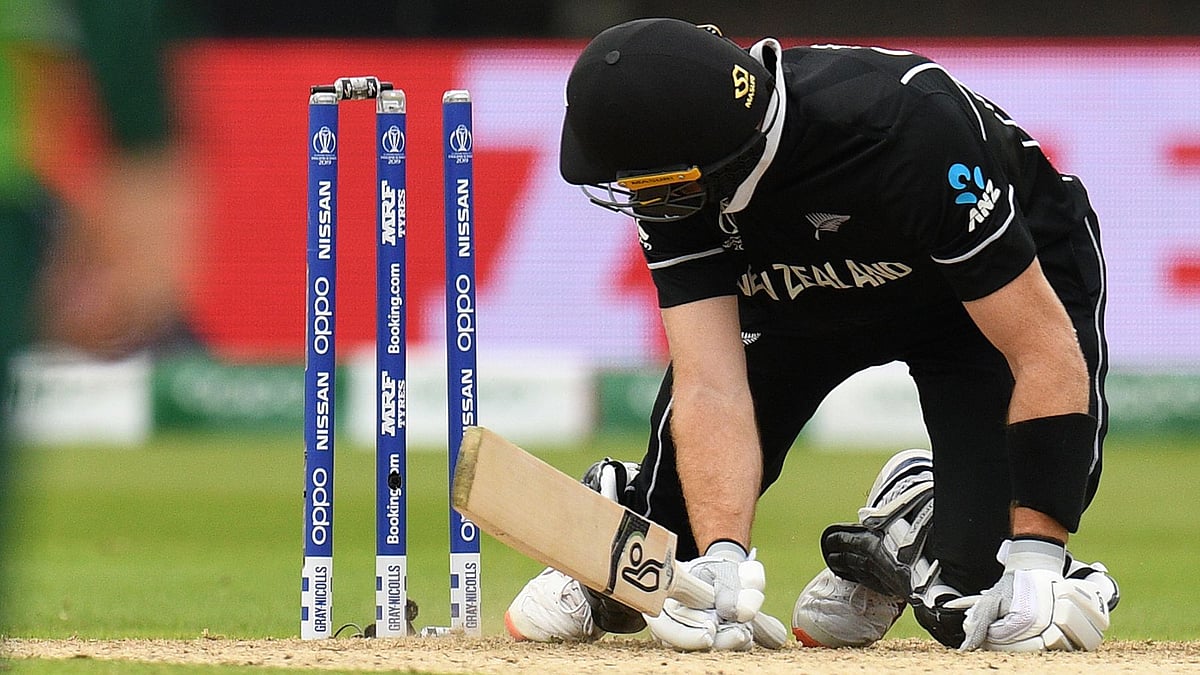 বাউন্সার মেরেছিলেন আন্দিলে ফিকোয়া। হুক করতে গিয়ে ভারসাম্য ধরে রাখতে পারেননি মার্টিন গাপটিল। পা দিয়ে মাড়িয়ে দেন স্টাম্প, এরপর ভূপাতিত। হিট উইকেট হয়ে আউট হওয়ার পর তাকিয়ে দেখছেন। ছবি: এএফপি