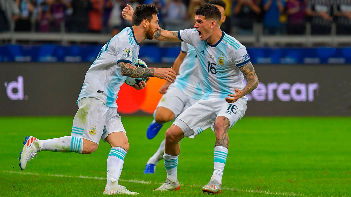 সমতাসূচক গোলের পর সতীর্থদের সঙ্গে মেসি। ছবি: এএফপি