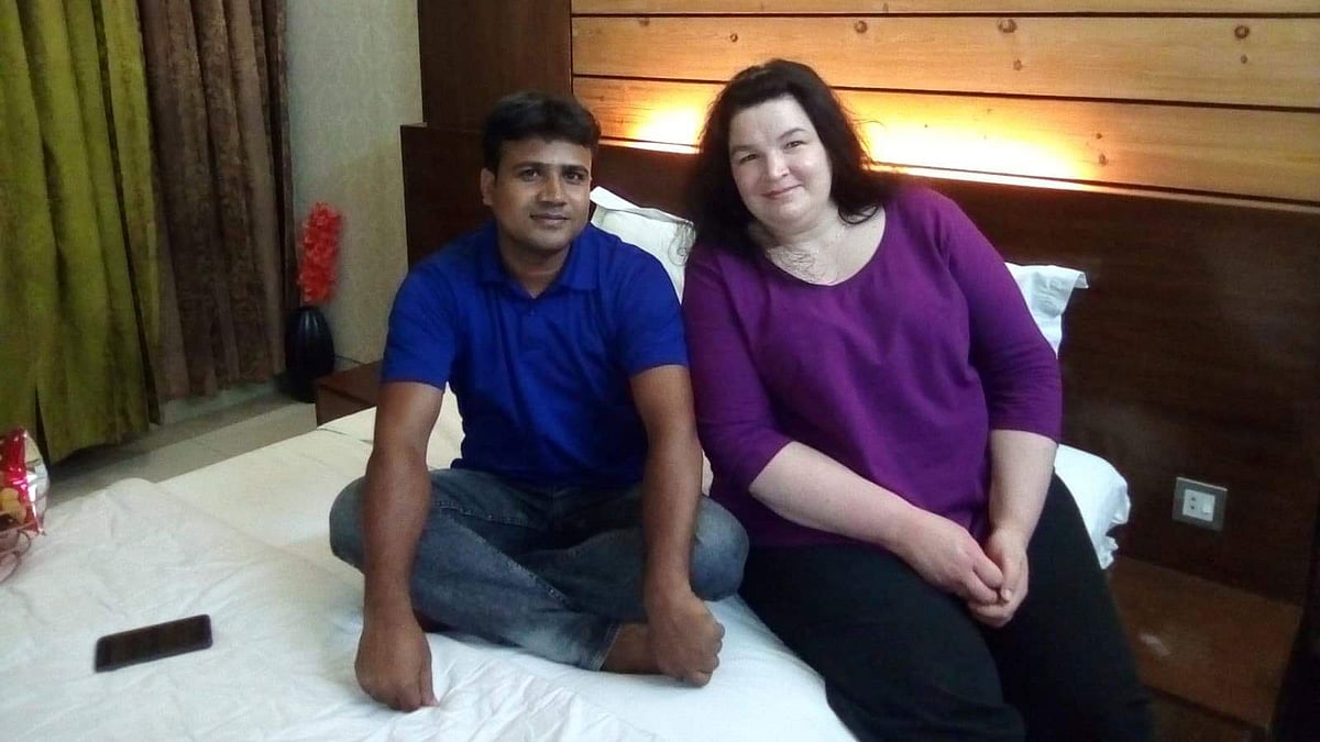 প্রেমের টানে জার্মান নাগরিক ক্রিস্টিয়াল স্বামী-সংসার ফেলে এখন খুলনায়। তিনি নগরের খানজাহান আলী এলাকার যুবক আসাদ মোড়লের প্রেমে মুগ্ধ হয়ে এ দেশে এসেছেন। ছবি: সংগৃহীত