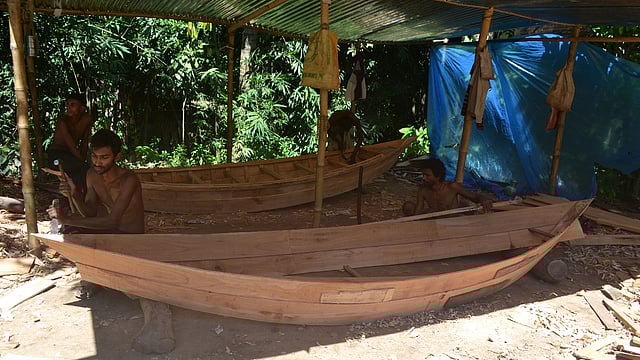 এসে গেছে বর্ষাকাল। নদীনালায় পানি আসার আগেই তৈরি হচ্ছে নৌকা । কাঠের প্রকারভেদে দুই থেকে পাঁচ হাজার টাকায় বিক্রি হবে ছোট এসব নৌকা। দোগাছি, পাবনা, ২০ জুন। ছবি: হাসান মাহমুদ