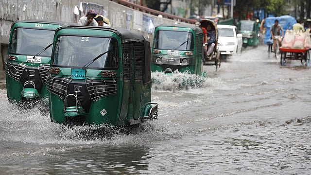 সকালের বৃষ্টিতে রাজধানীর বিভিন্ন এলাকায় জলাবদ্ধতা হয়। রাজারবাগ পুলিশ লাইন, ঢাকা, ২০ জুন। ছবি: দীপু মালাকার