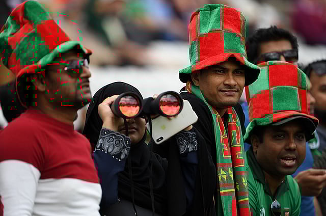 অস্ট্রেলিয়ার বিপক্ষে ম্যাচের আগে ট্রেন্টব্রিজে বাংলাদেশের সমর্থকেরা। ছবি: রয়টার্স