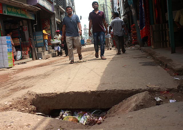রাস্তার মাঝে থাকা ড্রেনের ঢাকনা ভেঙে গেছে। অসতর্কতায় এখানে ঘটতে পারে দুর্ঘটনা। ট্রাংপট্টি, ময়মনসিংহ, ২০ জুন। ছবি: আনোয়ার হোসেন