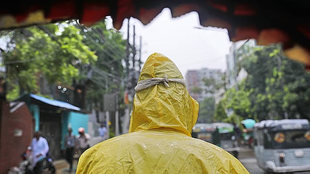 রাজধানীতে এক পশলা বৃষ্টি হয় সকালে। ধানমন্ডি, ঢাকা,২০ জুন। ছবি: সাবিনা ইয়াসমিন