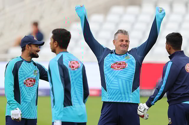 অনুশীলনে শিষ্যদের সঙ্গে কোচ স্টিভ রোডসকেও বেশ নির্ভার দেখাচ্ছে। ছবি: শামসুল হক