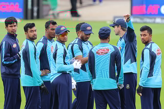 ফিল্ডিংয়ে আরও ভালো করতে হবে, ক্রিকেটারদের সেটাই বোধ হয় বাতলে দিচ্ছেন ফিল্ডিং কোচ রায়ান কুক। ছবি: শামসুল হক