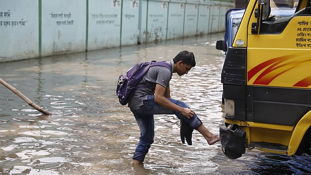 সকালের বৃষ্টিতে রাজধানীর বিভিন্ন এলাকায় জলাবদ্ধতা। আনারকলি মার্কেট, মৌচাক, ঢাকা, ২০ জুন। ছবি: দীপু মালাকার