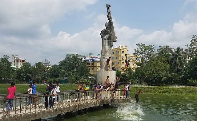 গরমে আনন্দের গোসল। চাঁদপুর, ২০ জুন। ছবি: আলম পলাশ
