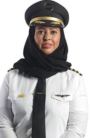 ৯ জুন ইয়াসমিন আল মিয়ামানি প্রথমবারের মতো বাণিজ্যিক ফ্লাইট পরিচালনা করেন। ছবি: সামাজিক যোগাযোগমাধ্যম