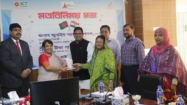 হাইটেক পার্ক কর্তৃপক্ষের সঙ্গে মতবিনিময় করেন ভারতীয় হাইকমিশনার রীভা গাঙ্গুলি দাশ। ছবি: সংগৃহীত।