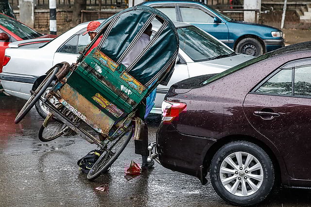 রাজধানীর সড়কে প্রতিদিন ছোট-বড় দুর্ঘটনা ঘটছেই। মূলত চালকদের অসাবধানতাই এ দুর্ঘটনার প্রধান কারণ। টিএসসি এলাকায় বৃহস্পতিবার দুপুরে একটি ব্যক্তিগত গাড়ি হঠাৎ হার্ড ব্রেক করলে পেছনে থাকা রিকশাটি নিয়ন্ত্রণ হারিয়ে ফেলে। ঢাকা, ২০ জুন। ছবি: দীপু মালাকার