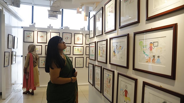 রোহিঙ্গা শিশুদের আঁকা ছবি নিয়ে ইমকে সেন্টারে আজ সকালে চিত্র প্রদর্শনী শুরু হয়েছে। ধানমন্ডি, ঢাকা, ২০ জুন। ছবি: সাবিনা ইয়াসমিন