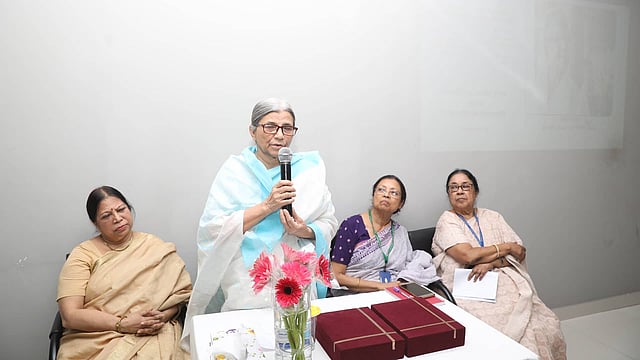 সেন্ট্রাল উইমেন্স ইউনিভার্সিটির সোসিওলজি এন্ড জেন্ডার স্টাডিজ বিভাগ আয়োজিত কবি সুফিয়া কামালের ১০৮তম জন্মদিন উদযাপন অনুষ্ঠান। স্মৃতিচারণা করছেন মহিলা পরিষদের সহসভাপতি ফওজিয়া মোসলেম। হাটখোলা, ঢাকা, ২০ জুন। ছবি: আবদুস সালাম