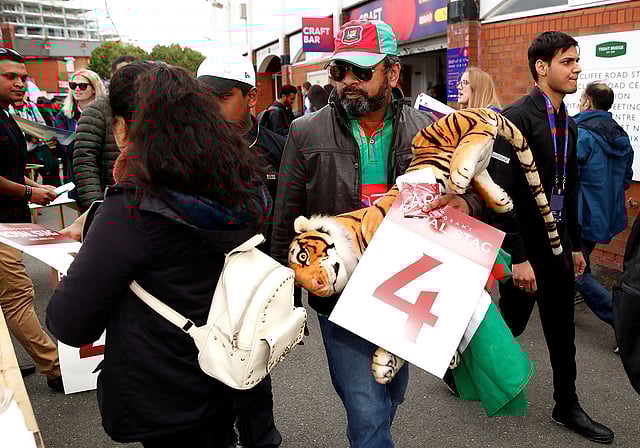 বিশ্বকাপ ক্রিকেটে  অস্ট্রেলিয়া বনাম বাংলাদেশ খেলায় স্টেডিয়ামের বাইরে ভক্তরা। ছবি: রয়টার্স