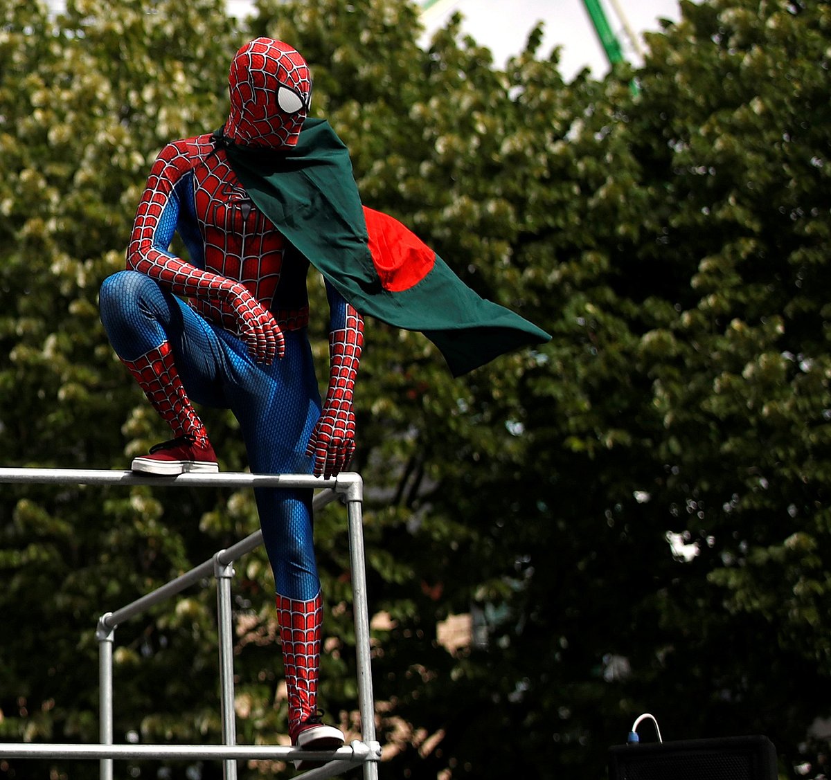 এক সপ্তাহ পরেই মুক্তি পাবে স্পাইডারম্যান: ফার ফ্রম হোম। ঘর থেকে দূরে কোথায় গেছেন স্পাইডারম্যান? উত্তর মিলল আজ, বাংলাদেশের ম্যাচ দেখতে এখন নটিংহামে আছেন স্পাইডি! ছবি: রয়টার্স