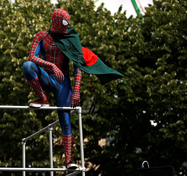 এক সপ্তাহ পরেই মুক্তি পাবে স্পাইডারম্যান: ফার ফ্রম হোম। ঘর থেকে দূরে কোথায় গেছেন স্পাইডারম্যান? উত্তর মিলল আজ, বাংলাদেশের ম্যাচ দেখতে এখন নটিংহামে আছেন স্পাইডি! ছবি: রয়টার্স