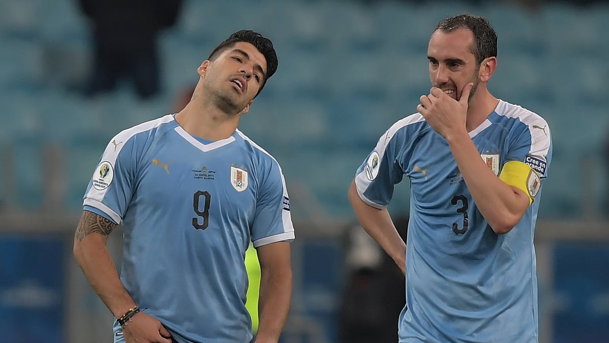 ম্যাচ শেষে উরুগুয়ে তারকা লুই সুয়ারেজ ও ডিয়েগো গোডিন। পয়েন্ট হারানোয় খুশি হতে পারেননি দুই সতীর্থ। ছবি: এএফপি