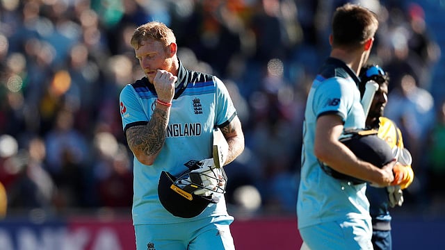 একাই ম্যাচটা জিতিয়ে দিচ্ছিলেন। দুর্দান্ত ব্যাট করে  বল ও রানের সমীকরণ মেলাচ্ছিলেন দারুণ হিসাব কষে। কিন্তু মার্ক উডকে এক বল খেলার দায়িত্ব দিতেই আউট! হতাশা নিয়ে মাঠ ছাড়লেন বেন স্টোকস। ছবি: রয়টার্স