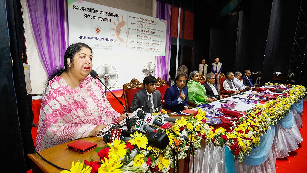 বাংলাদেশ ইতিহাস পরিষদ আয়োজিত ৪৯তম বার্ষিক আন্তর্জাতিক ইতিহাস সম্মেলনে প্রধান অতিথির ভাষণ দিচ্ছেন জাতীয় সংসদের স্পিকার শিরীন শারমিন চৌধুরী। টিএসসি মিলনায়তন, ঢাকা বিশ্ববিদ্যালয়, ২২ জুন। ছবি: দীপু মালাকার