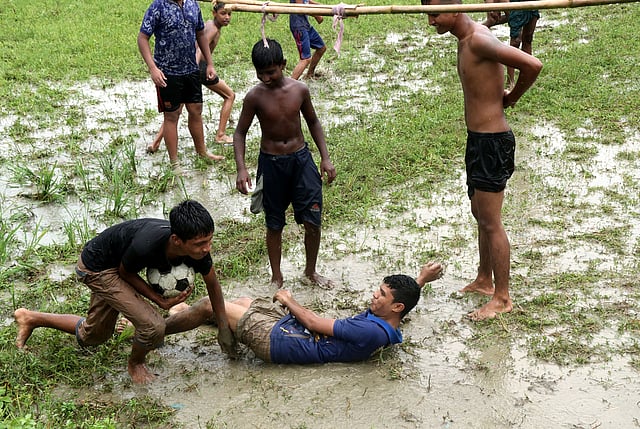 কাদাভরা মাঠে সড়াৎ