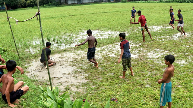 গোলরক্ষকের হাতে বল