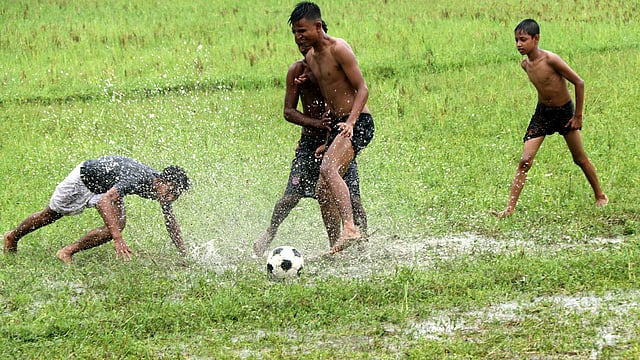 বল দখলে জোর লড়াই