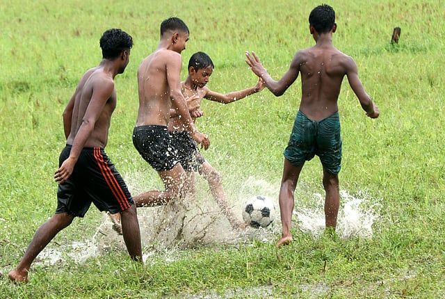 চলছে বল নেওয়ার চেষ্টা