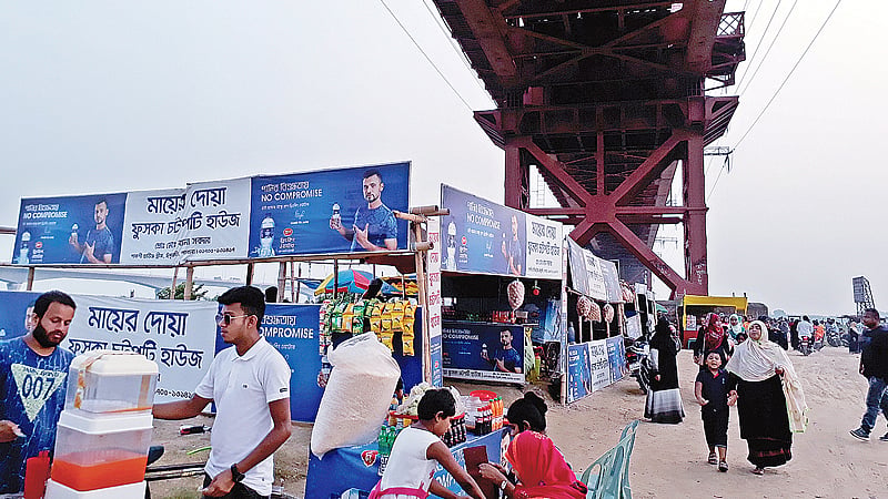 পাবনার ঈশ্বরদীর পাকশী প্রান্তে হার্ডিঞ্জ সেতুর নিচে গড়ে উঠেছে ছোট-বড় বিভিন্ন দোকান ও খাবার ঘর। ফলে সৌন্দর্য হারাচ্ছে শত বছরের ঐতিহ্যবাহী এই স্থাপনা। সম্প্রতি তোলা ছবি।  প্রথম আলো