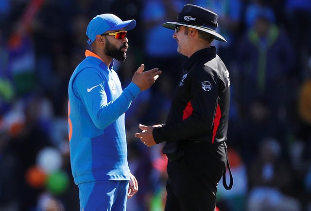 আম্পায়ার আউট দেননি, তাই রিভিউ নিয়েছিল ভারত। রিপ্লেতে দেখা গেল বল লেগ স্টাম্পের এক সুতা বাইরে পড়েছে তাই নষ্ট হলো রিভিউ। এ নিয়ে তর্ক বাঁধিয়ে দিলেন কোহলি! ছবি: রয়টার্স