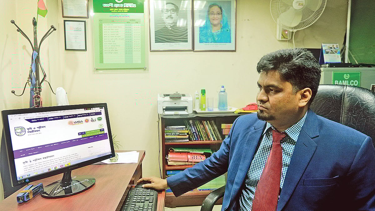 কৃষিঋণ সহজীকরণ অ্যাপ তৈরি করেন মো. জসিম উদ্দিন। এই অ্যাপ এবং সফটওয়ার এখন চট্টগ্রামের বিভিন্ন ব্যাংক ব্যবহার করে কৃষকদের ঋণ দিচ্ছে। ছবি: প্রথম আলো