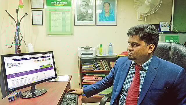 কৃষিঋণ সহজীকরণ অ্যাপ তৈরি করেন মো. জসিম উদ্দিন। এই অ্যাপ এবং সফটওয়ার এখন চট্টগ্রামের বিভিন্ন ব্যাংক ব্যবহার করে কৃষকদের ঋণ দিচ্ছে।  ছবি: প্রথম আলো