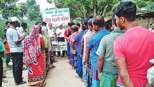 ঝিনাইদহে লাইনে দাঁড়িয়ে ঘুষের টাকা ফেরত নিচ্ছেন গ্রামের সাধারণ মানুষ।  প্রথম আলো