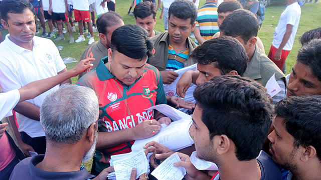 রেজিস্ট্রেশন বুথ থেকে নম্বর ও টি–শার্ট নিতে প্রতিযোগীদের ভিড়।
