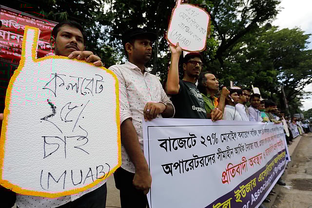 বাজেটে ২৭ শতাংশ মোবাইল কর আরোপ বাতিলসহ বিভিন্ন দাবিতে মানববন্ধন করে মোবাইল ইউজার অ্যাসোসিয়েশন অব বাংলাদেশ। জাতীয় প্রেসক্লাব, ঢাকা, ২৩ জুন। ছবি: দীপু মালাকার