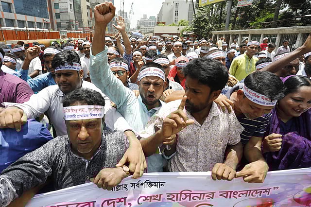 আওয়ামী লীগের ৭০তম প্রতিষ্ঠাবার্ষিকী উপলক্ষে রাজধানীতে আনন্দ শোভাযাত্রা করে বাংলাদেশ বেসরকারি প্রাথমিক শিক্ষক সমিতি। জাতীয় প্রেসক্লাব এলাকা, ঢাকা, ২৩ জুন। ছবি: দীপু মালাকার