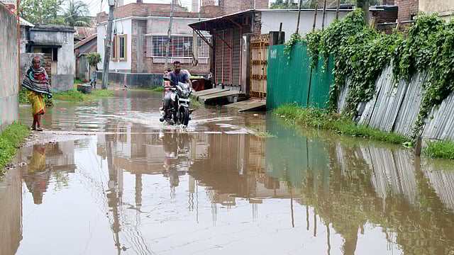 একটু বৃষ্টি হলেই পাবনা পৌরসভার বেশ কিছু এলাকার রাস্তায় পানি জমে। সুপরিকল্পিত ড্রেনেজ ব্যবস্থার অভাবে এমন হয়। এতে ভোগান্তিতে পড়েন এলাকাবাসী। পুরাতন এতিমখানা, শালগাড়িয়া, পাবনা। ছবি: হাসান মাহমুদ